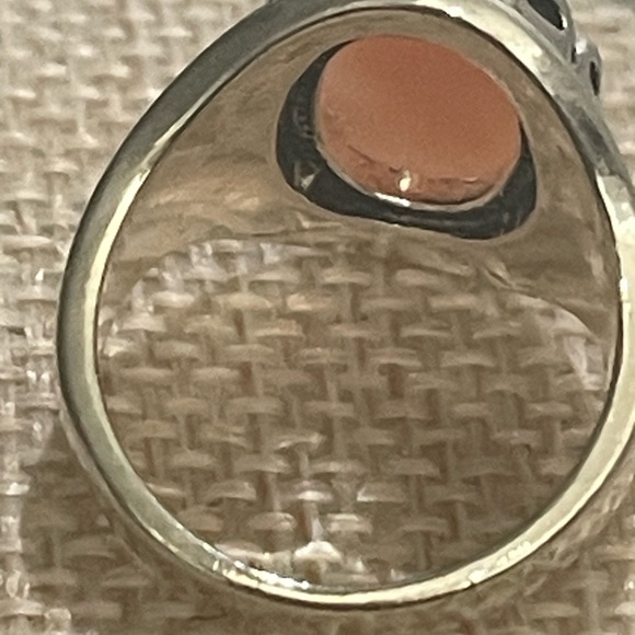 Elegant Silver and Pink Cameo Ring - Picture 4 of 4